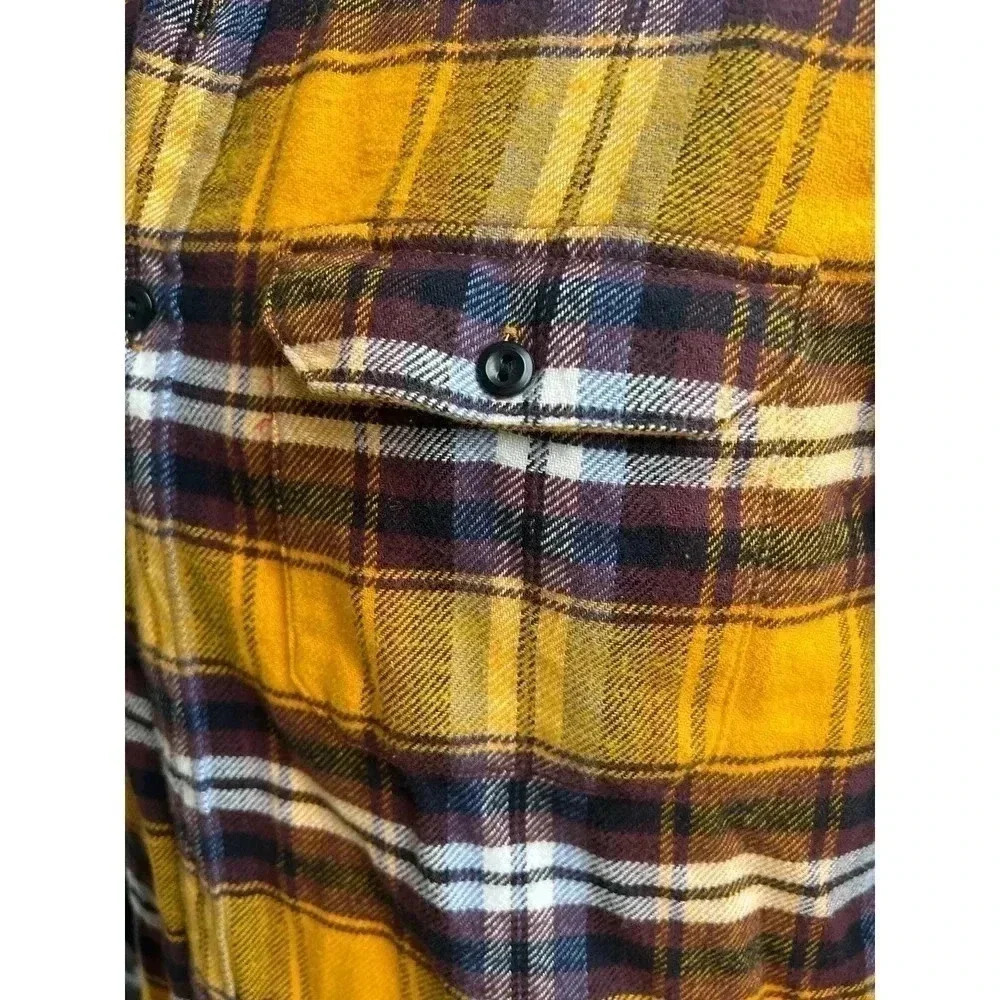 Levi’s standard long sleeve plaid button up medium